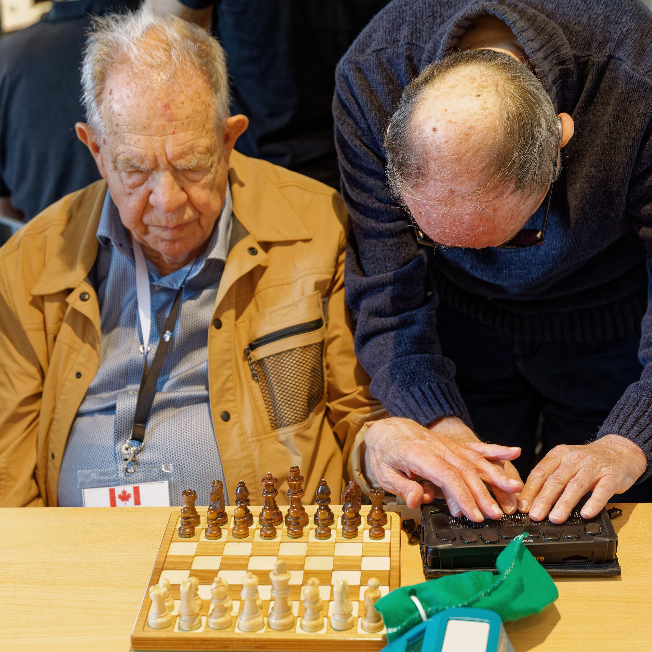 André SCHMEISSER relit quelque chose sur la machine à écrire braille d'André VINCENT
