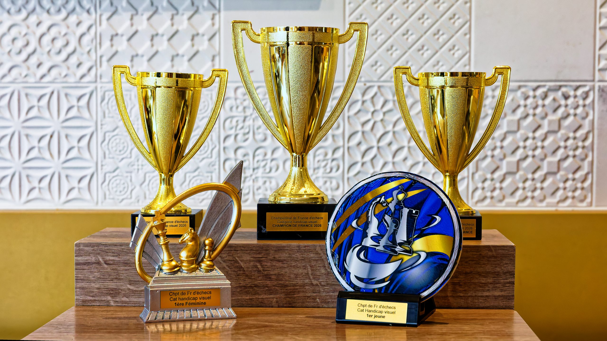 Les trophées sont présentés. 3 petites coupes de tailles différentes pour le podium du tournoi. Un trophée pour la première féminine et un trophée pour le premier jeune.