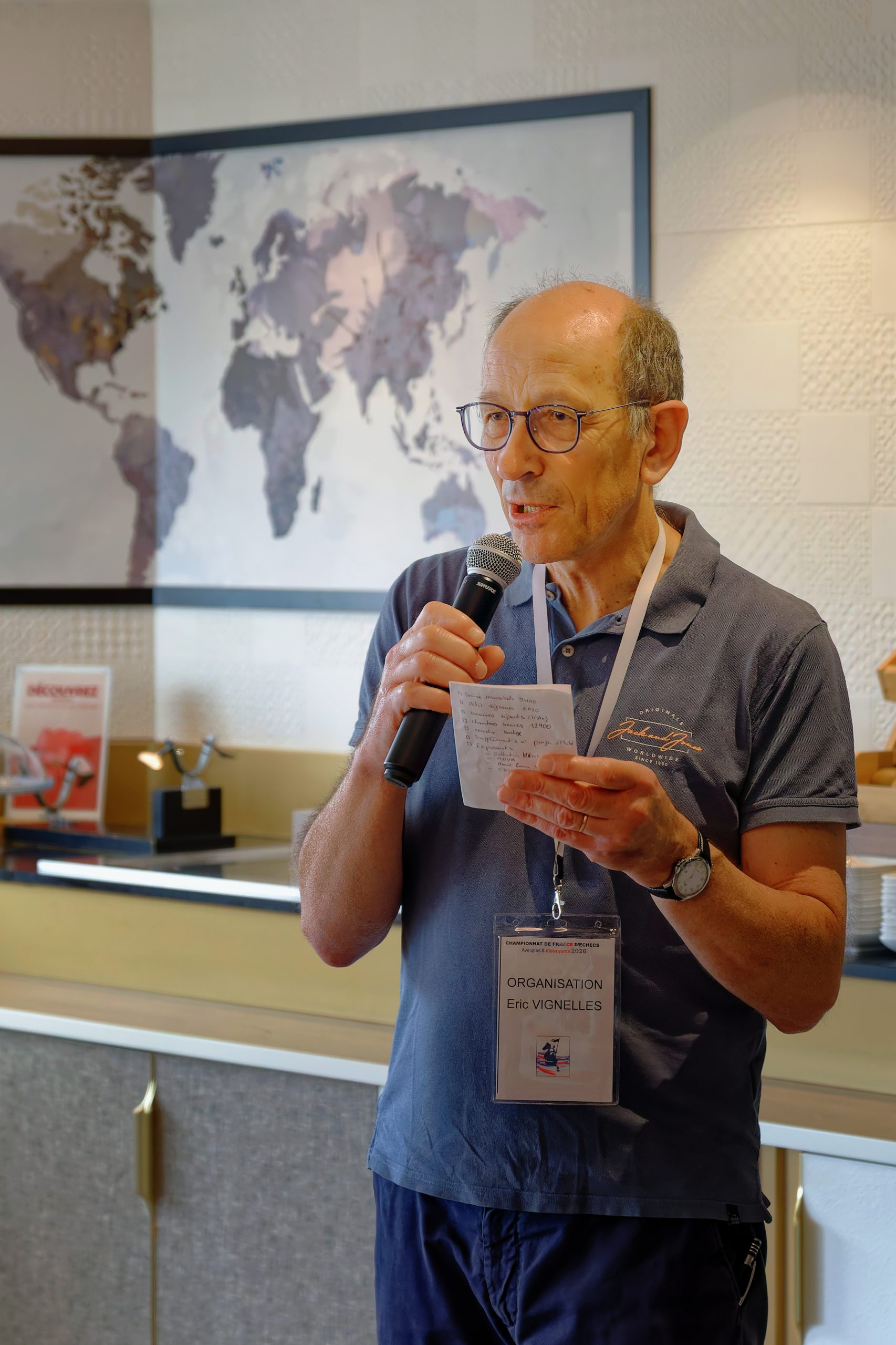 Eric VIGNELLES avec un micro et ses notes.