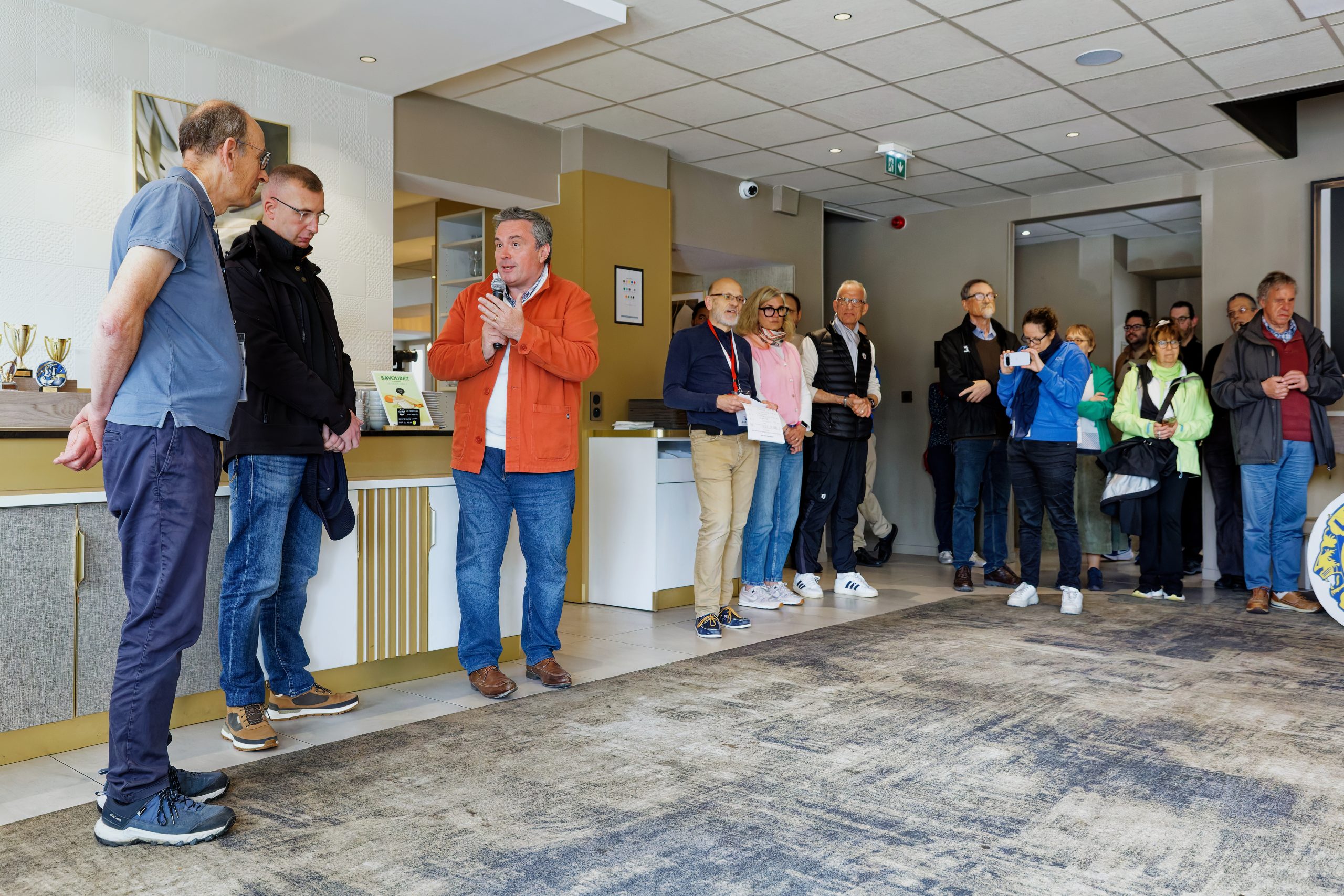 M. Le maire de Saint-Jean-de-Braye, au micro, félicite l'organisation de l'événement.