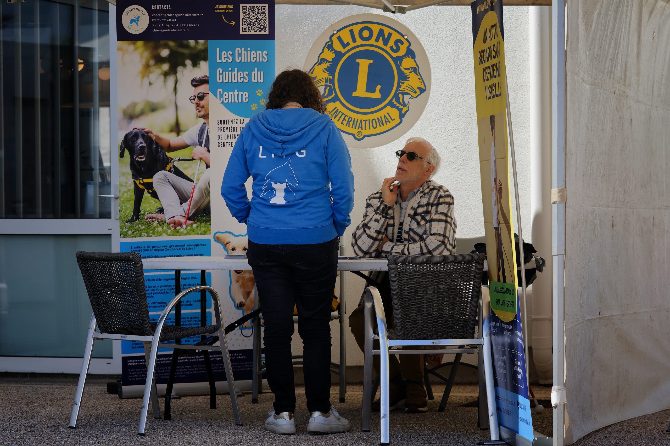 Le stand de la Maison de la Déficience Visuelle et de l'Autonomie (MDVA) d'Orléans présente leur association et l'école de chiens guides du centre.