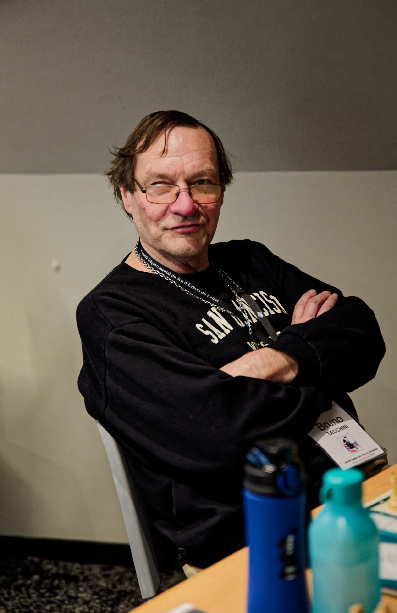 Bruno Tacchini, bras croisés, attendant le début de la première ronde.