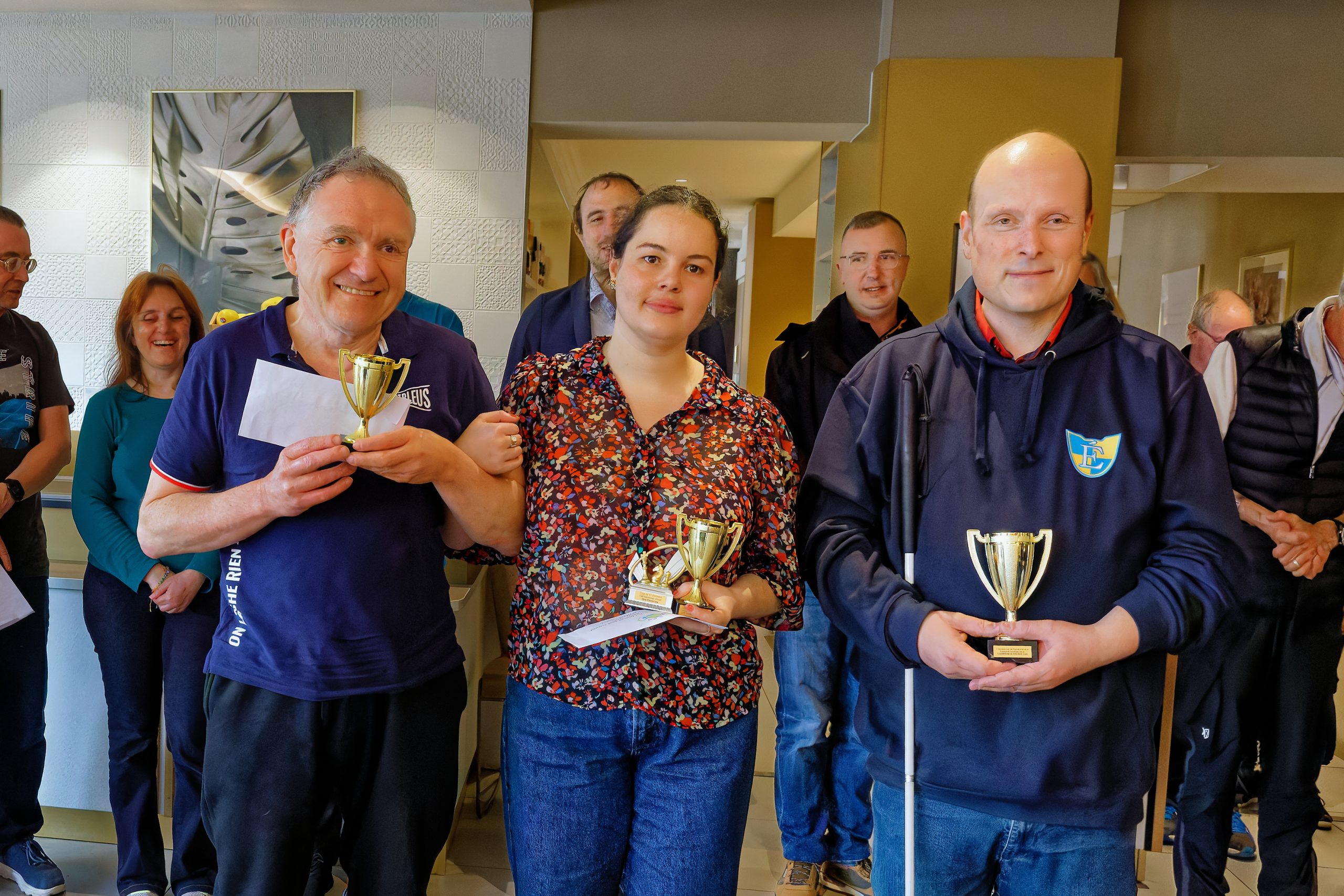 La photo des vainqueurs avec leur coupe.
