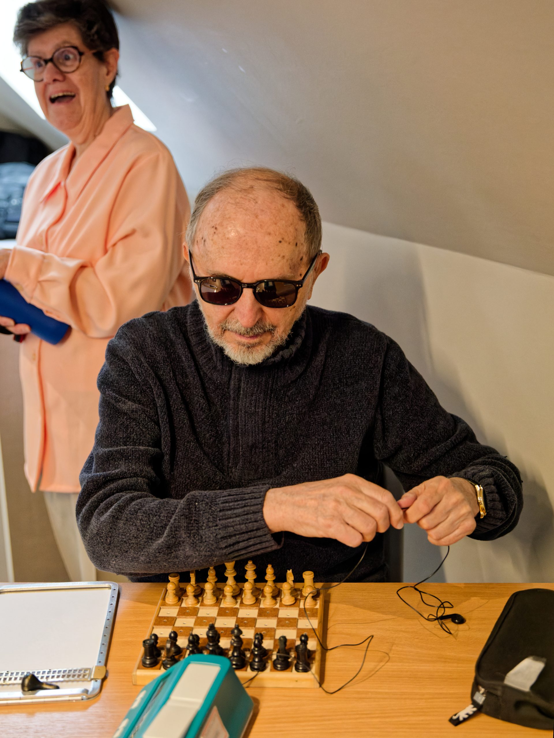 André SCHMEISSER prépare son écouteur.
