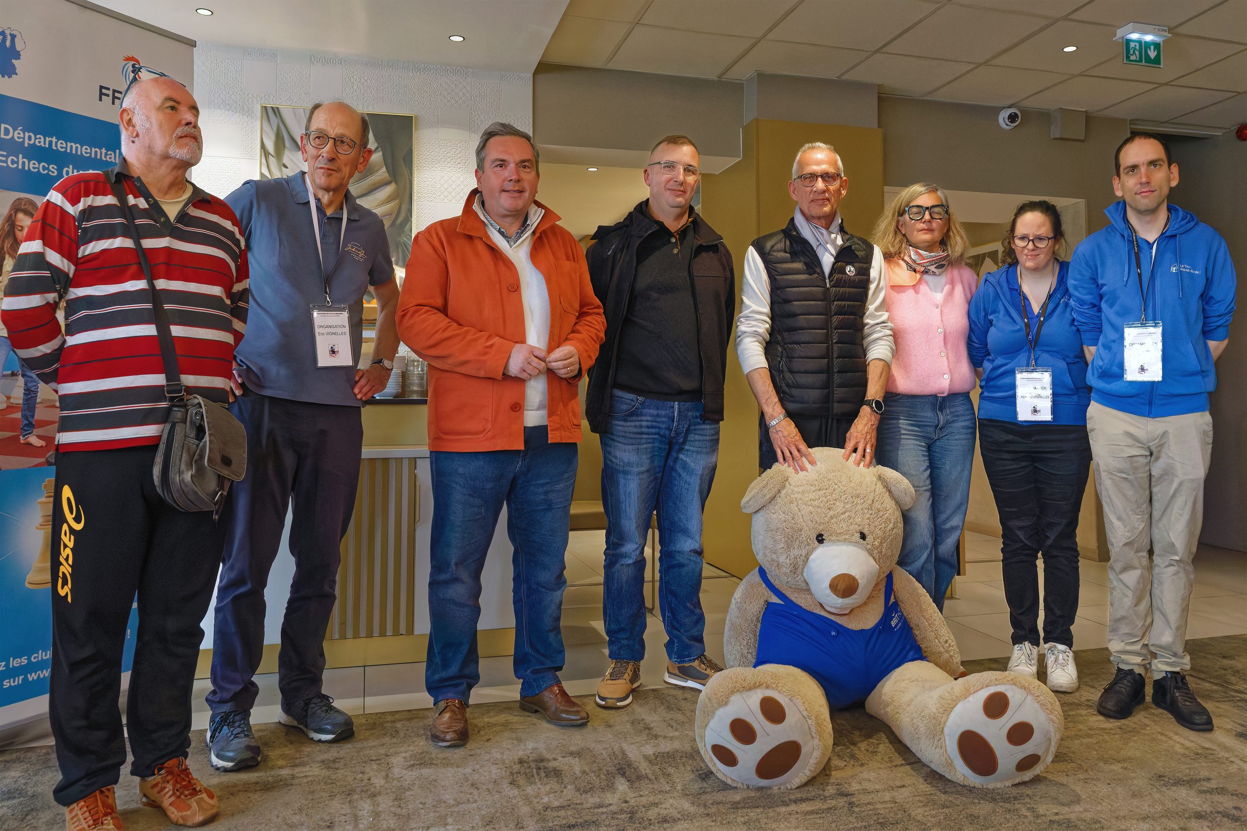 Photo officielle avec les représentants de la mairie de Saint-Jean-de-Braye... et Mister Bee !