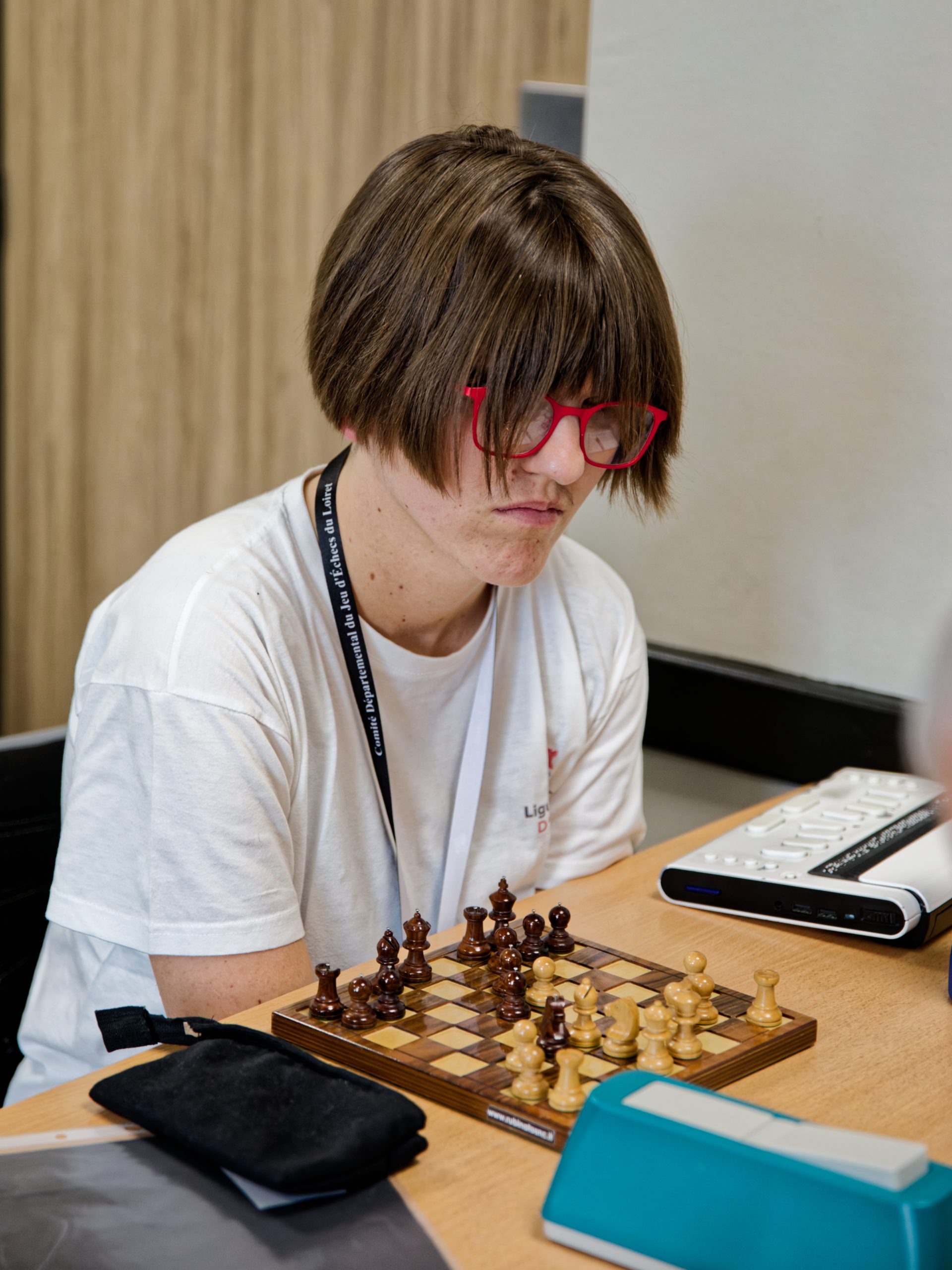 Clémentine KRUK réfléchit à sa position.