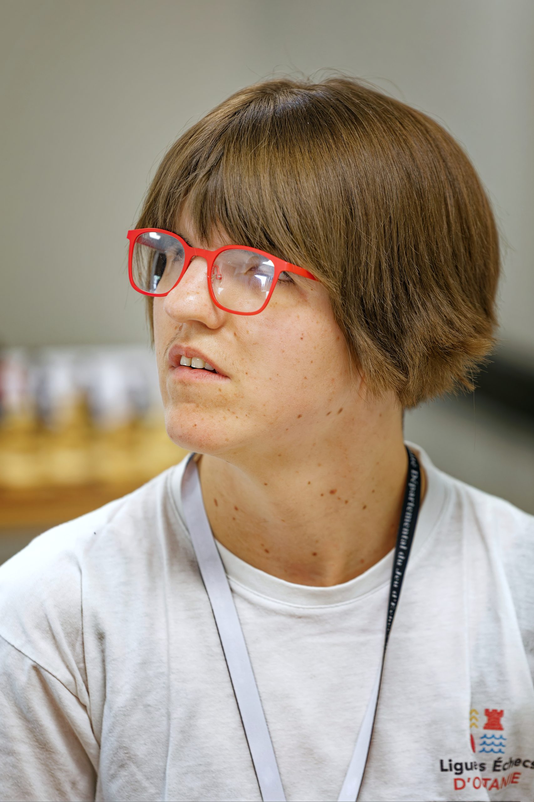 Clémentine KRUK, de profil, avec un T-shirt de la Ligue des Echecs d'Occitanie.