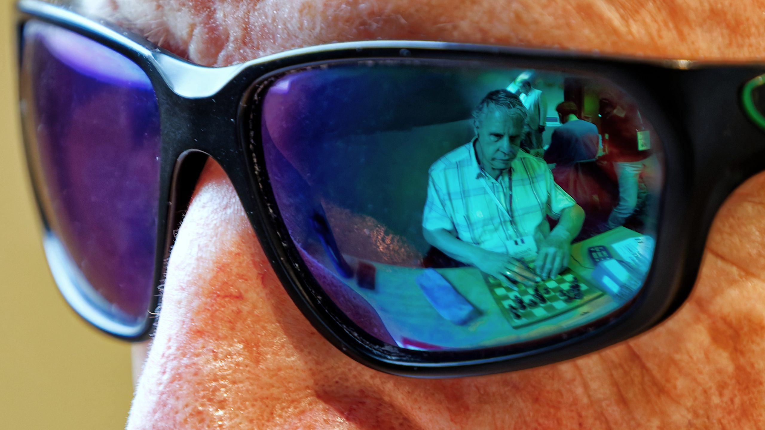 Reflet de Pascal POUTEAU dans les lunettes de Jacques BOUVIER