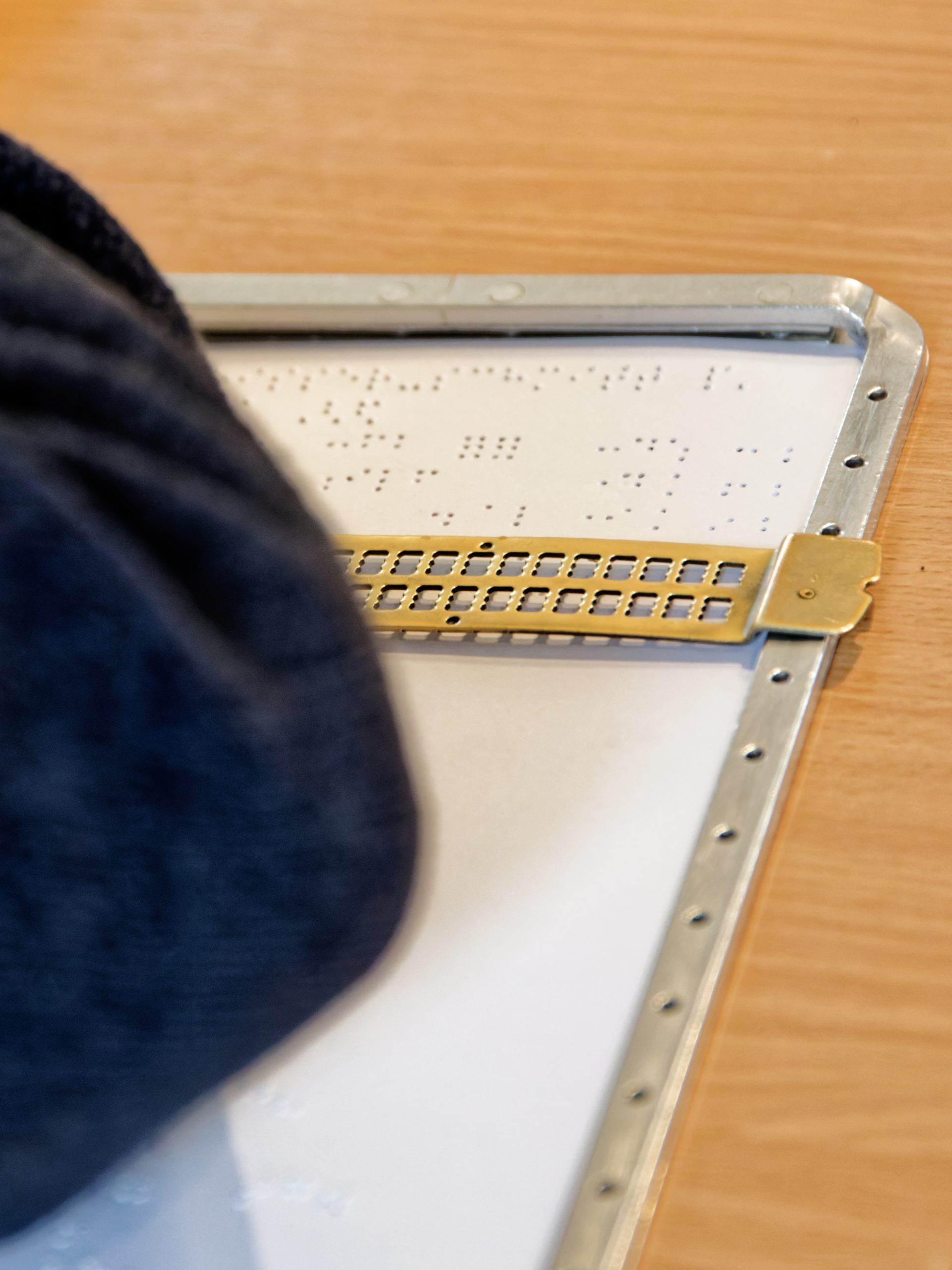 La tablette braille d'André SCHMEISSER.
La première ligne poinçonnée indique "SCHMEISSER - SCHMITT P.". L'auteur de cette description a eu beaucoup de mal à déchiffrer ce texte, ne lisant pas le braille couramment.