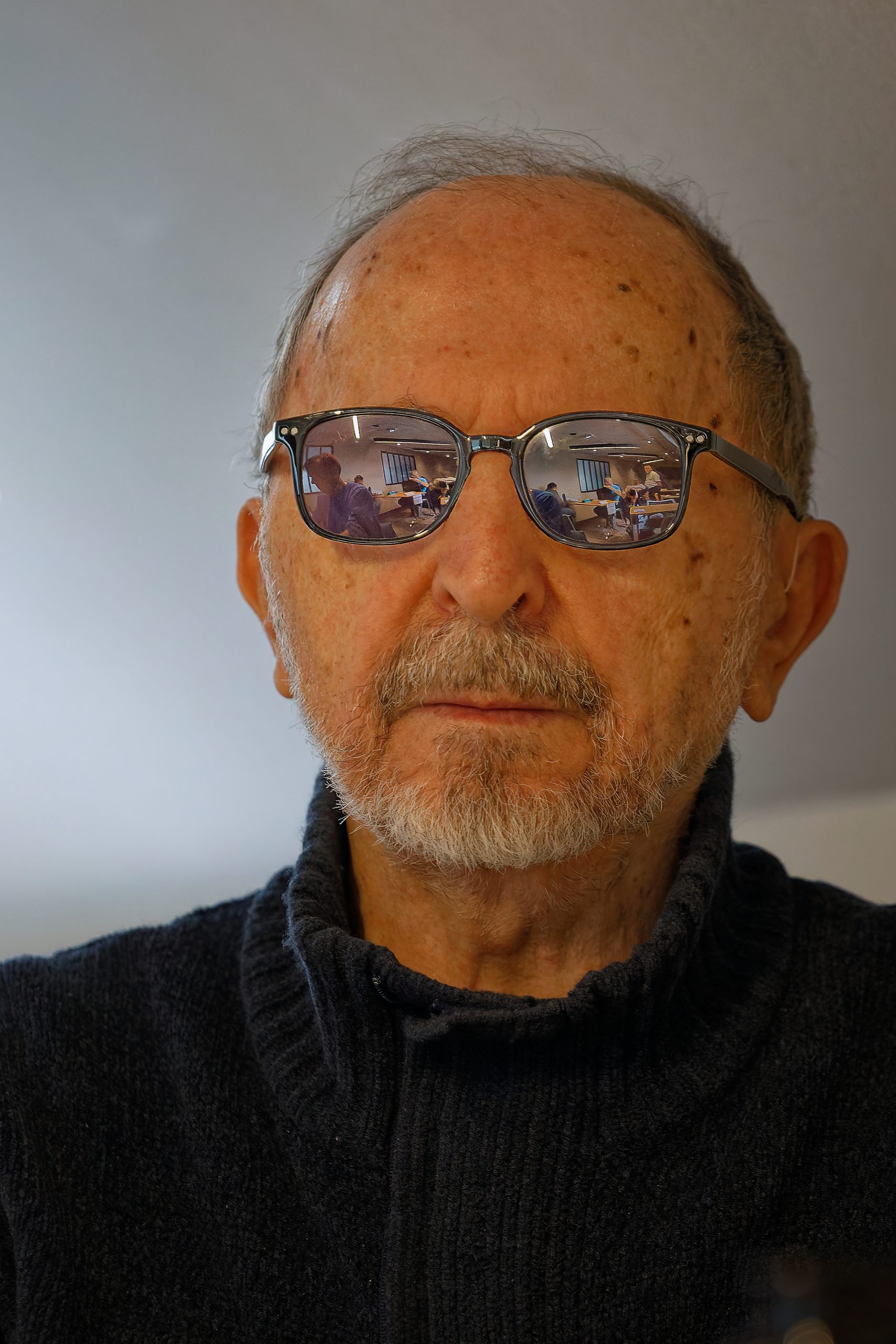 La salle de jeu se reflète dans les lunettes d'André SCHMEISSER