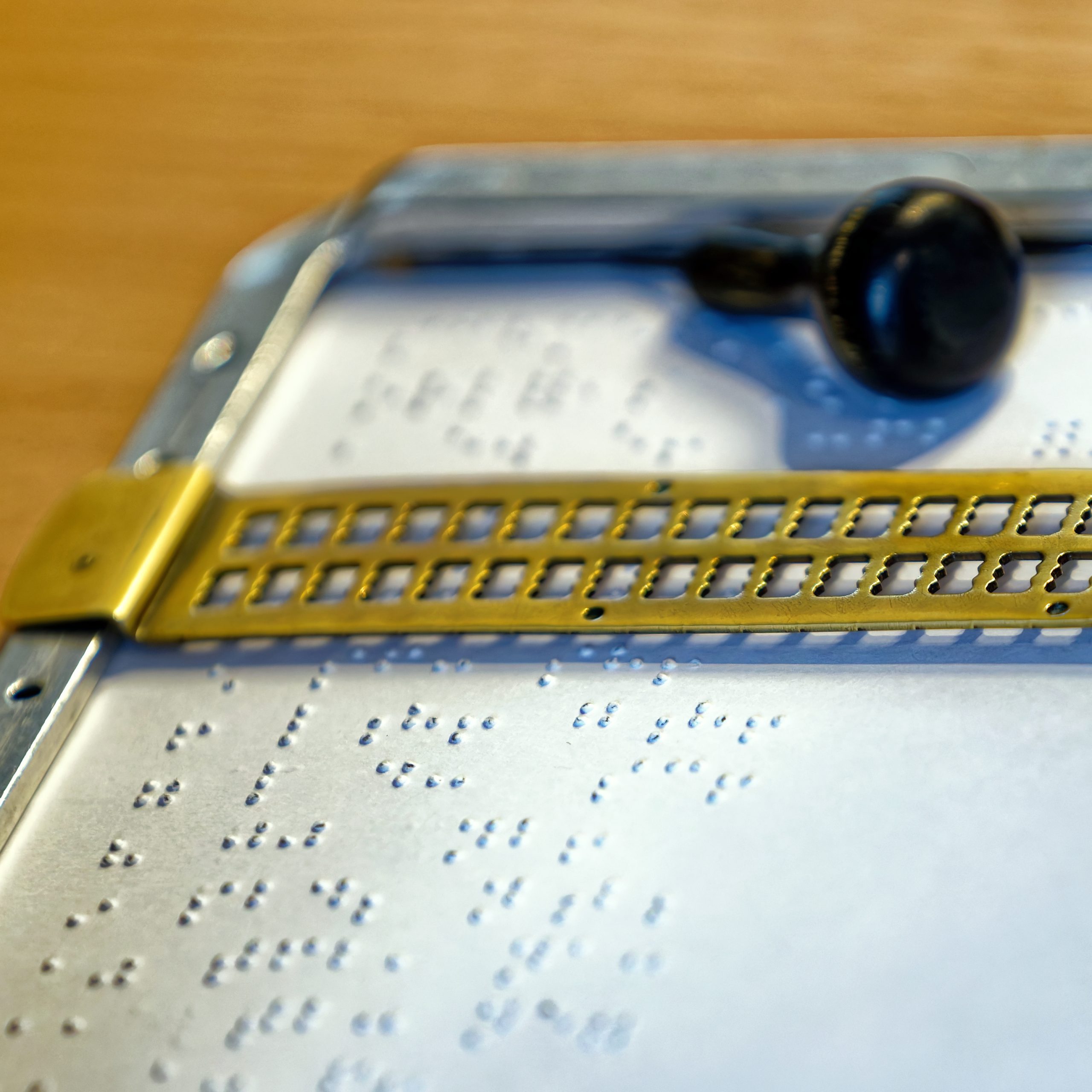 De nouveau un gros plan sur la tablette braille d'André. L'auteur est fatigué et ne comprend plus rien à tous ces points.