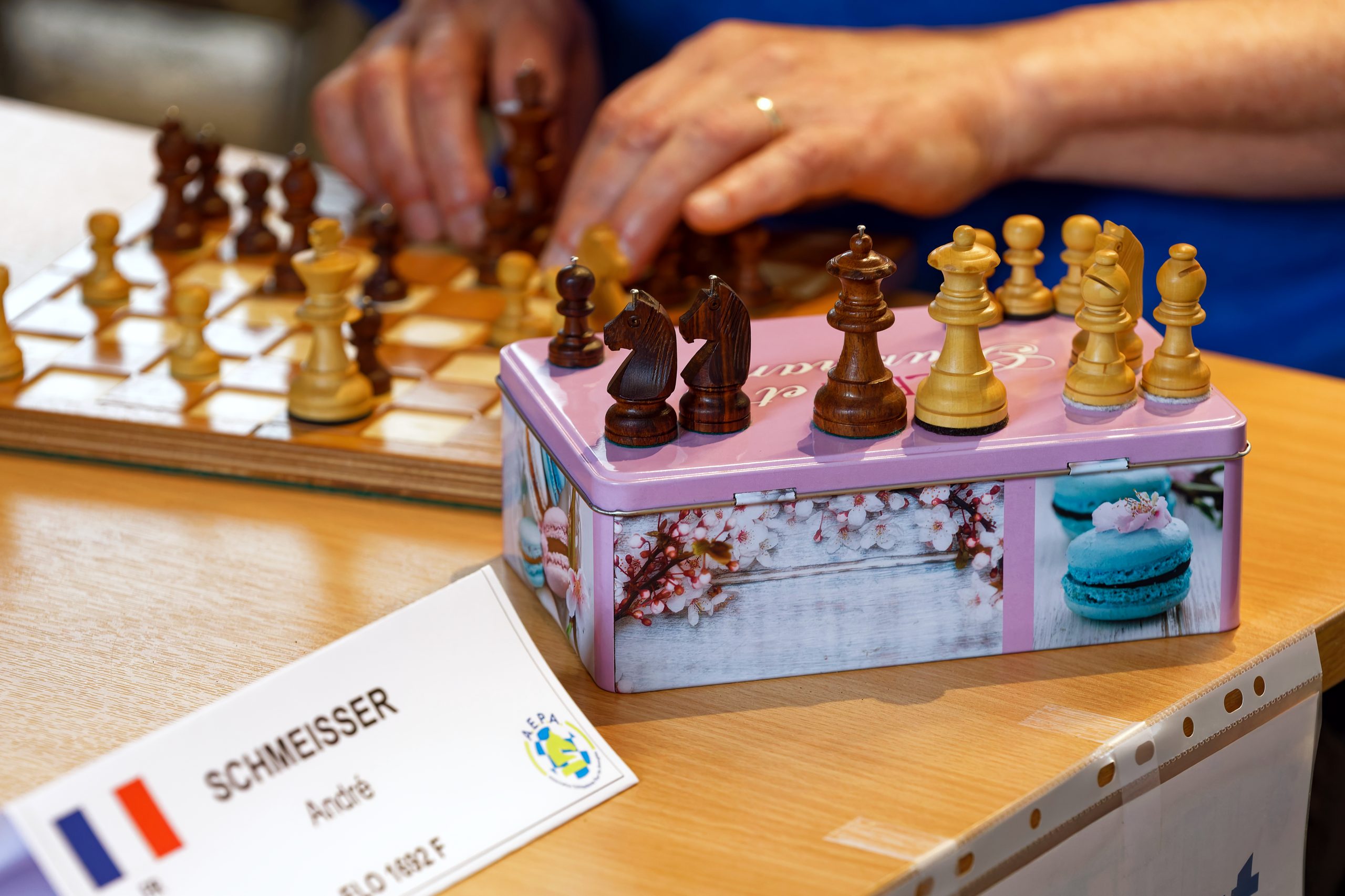 Pierre SCHMITT utilise une boîte en métal pour y aimanter les pièces qu'il a prises pour ne pas les perdre. C'est une boîte rose fleurie de fleurs de cerisiers et ornée de macarons roses et bleu. J'ai faim maintenant.