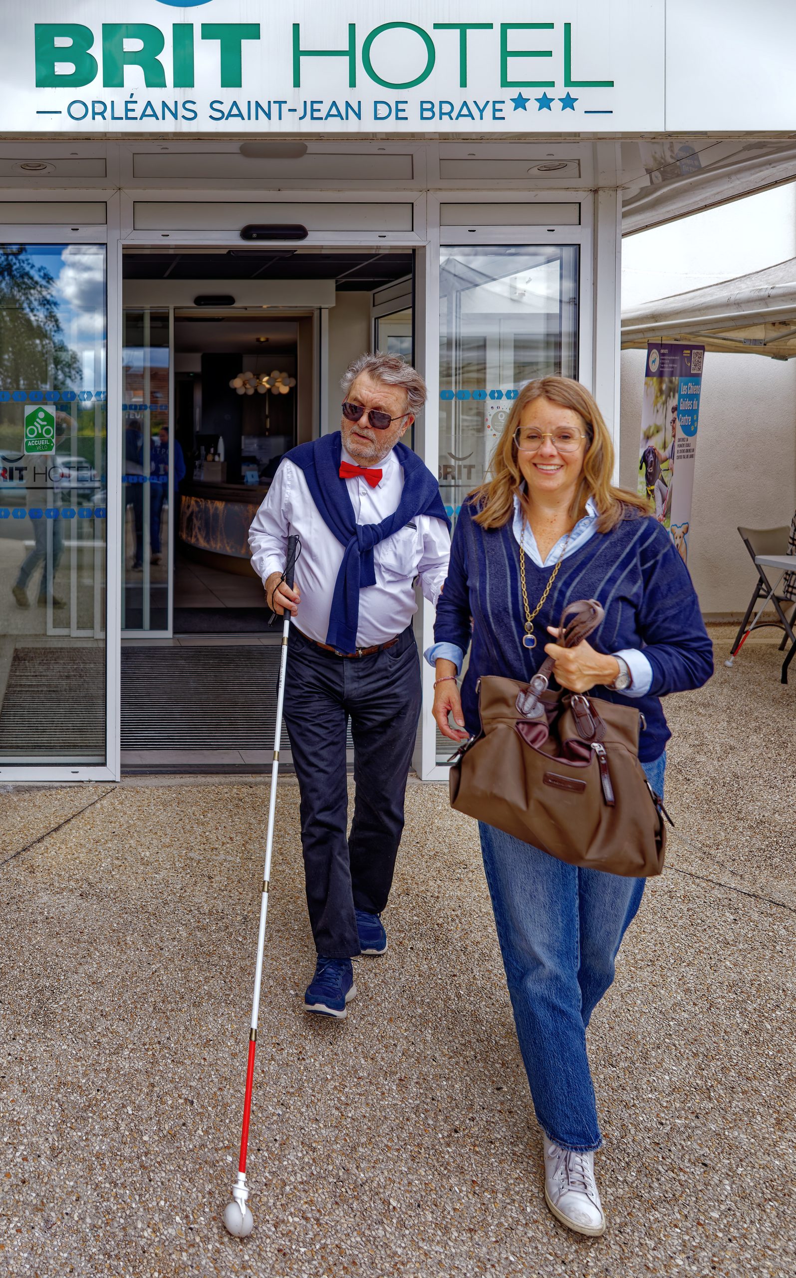 Marie-Laure accompagne Jean L'HERBON DE LUSSATS vers son stand. Sa structure s'appelle justement "Marie-Laure vous accompagne".