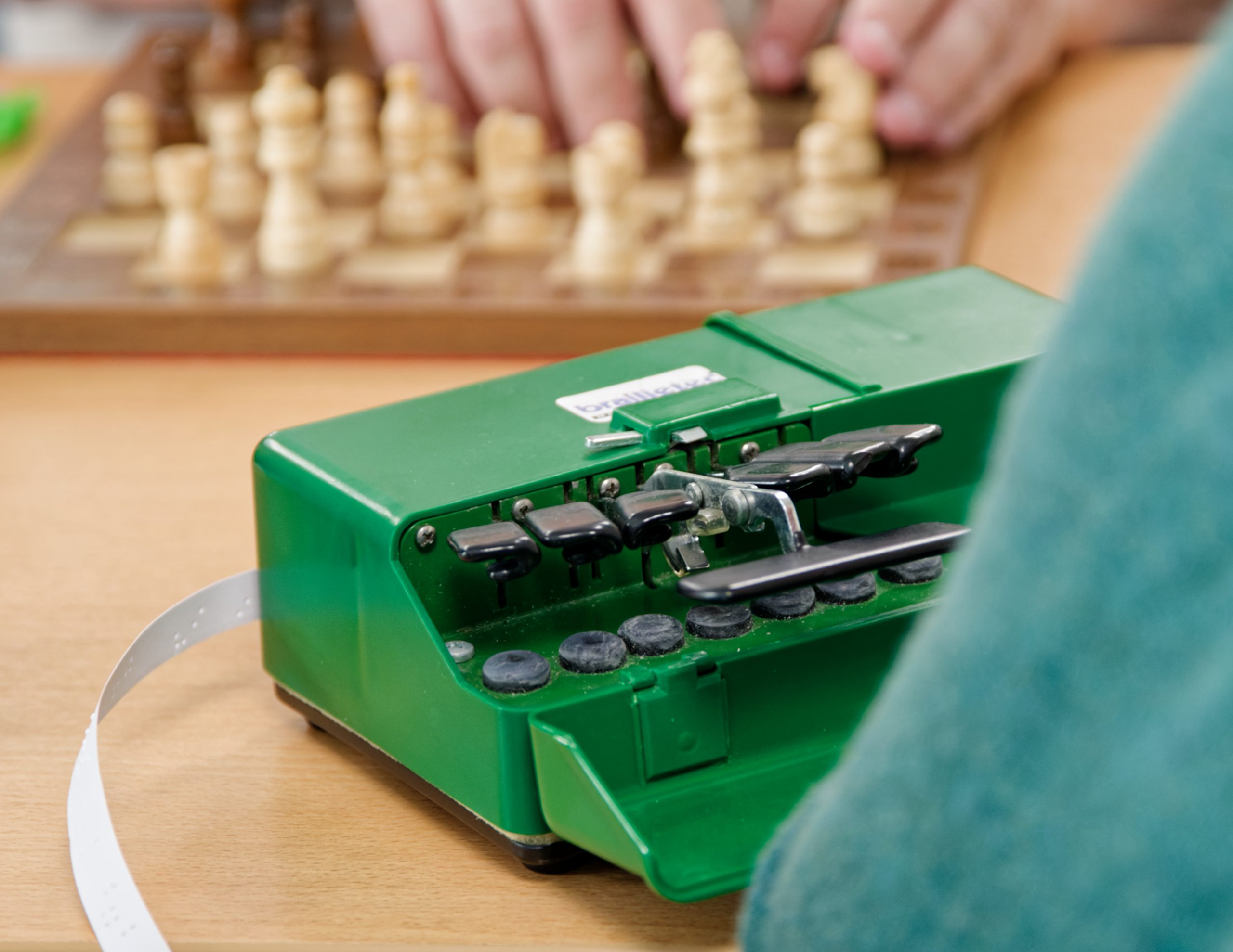 La machine à écrire braille de Martin est composée de 2 séries de 3 touches séparées par une touche plus grande au milieu