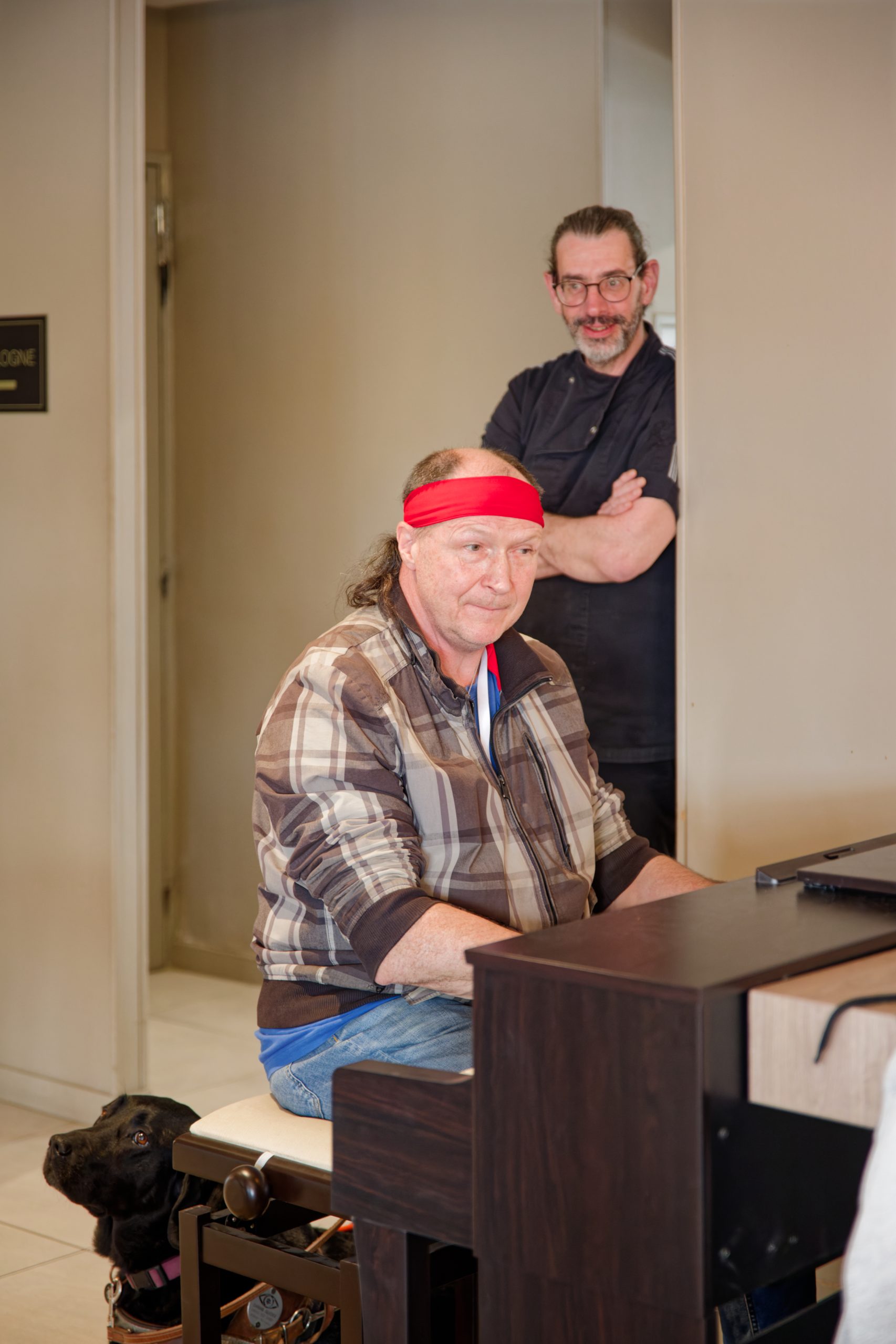 Mickaël est installé au piano. Le chef cuisinier est sorti exprès de sa cuisine pour venir écouter.
