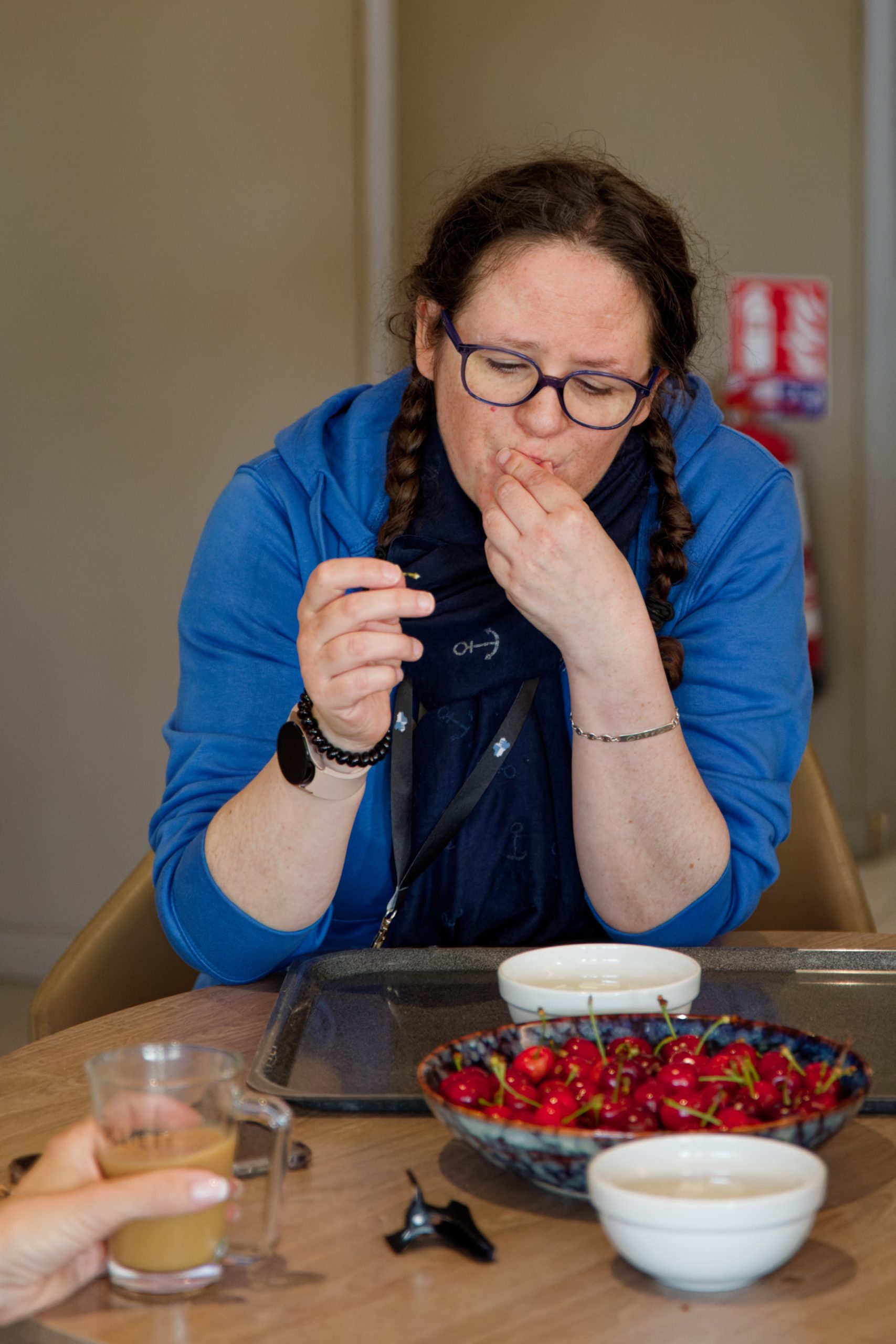 Il n'y avait pas que des viennoiseries qui restaient, Aurélie goûte également aux cerises.
